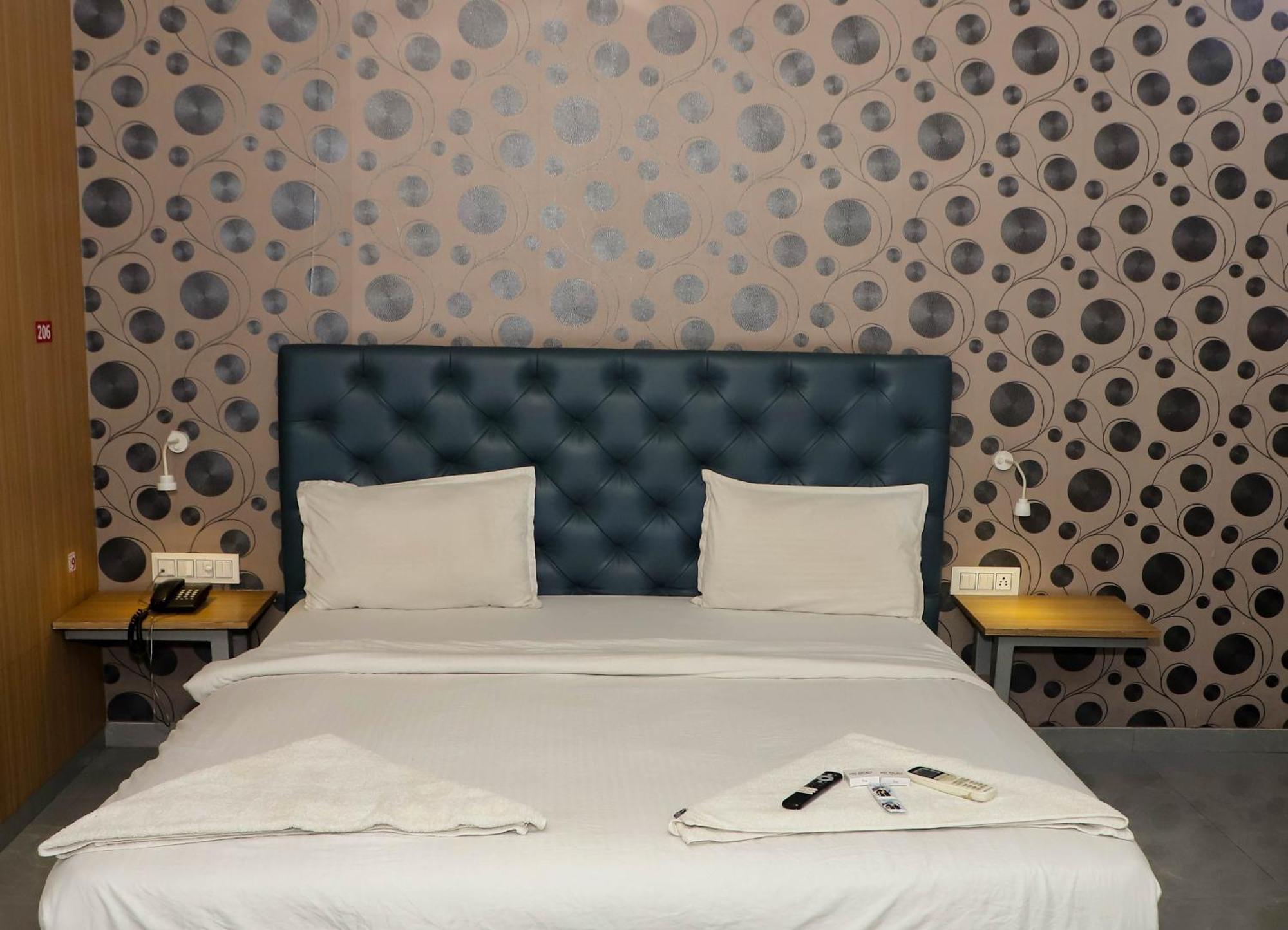 Hotel Arc Palace Bhiwandi Bagian luar foto